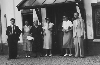 73 - Tonia met gasten bij de ingang